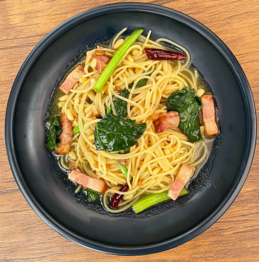 松子菠菜蒜香義大利麵