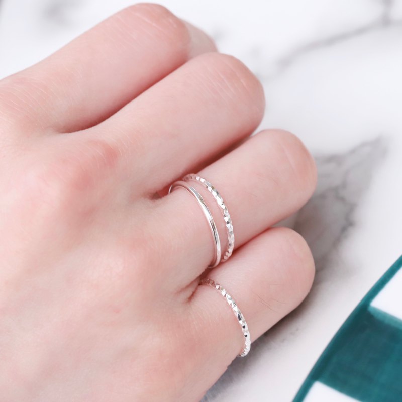 純銀閃閃刻面款式細戒 可以單獨配戴 或是跟其他款寶石戒指互相搭配 配戴在尾戒防小人也很適合
