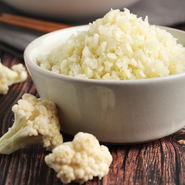 在國外健身圈盛行的白花椰米，外觀和白米飯相似，又被稱為「花椰菜飯」以膳食纖維代替澱粉（碳水化合物）的健康新選擇GREEN&SAFE嚴選安心白花椰米，熱量低又含有白花椰菜的營養素幫您省去繁複的製作過程，