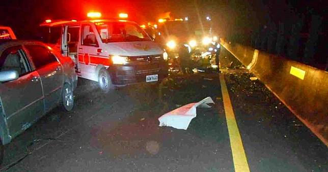 國三6車連環撞　2人甩出車外不治