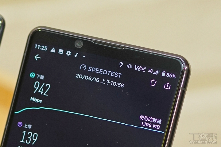 由於目前 5G 尚未正式開台，因此我們是帶著通過 5G 認證的 Sony Xperia 1 II 手機至遠傳辦公室裝上 5G SIM 卡測試，裝上 5G SIM 卡之後，上方訊號列就會顯示 5G 字樣。