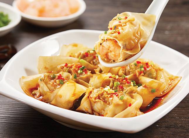  樂天皇朝即日起推出外帶外送優惠。圖為人氣商品-紅油鮮蝦雲吞抄手真空冷凍包。（圖片提供/樂天皇朝）