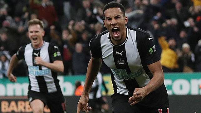 Pemain Newcastle United, Isaac Hayden berselebrasi setelah berhasil menjebol gawang Chelsea dalam laga lanjutan Liga Inggris di St James Park, Inggris, 18 Januari 2020. Kemenangan tipis itu membuat Newcastle naik ke urutan ke-12 klasemen dengan koleksi 29 poin. REUTERS/Scott Heppell    