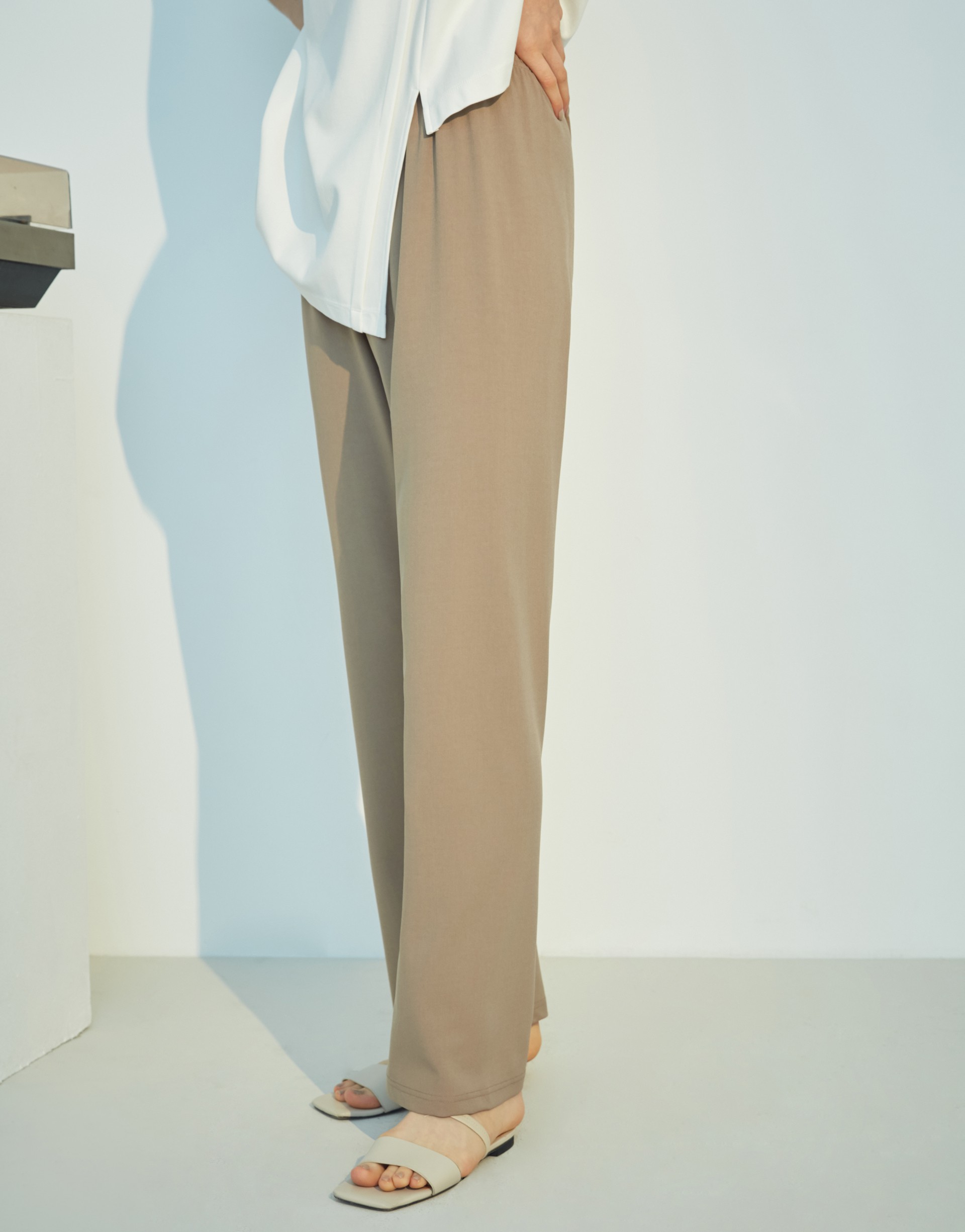 質感韓系西裝布料/鬆緊褲腰頭/微喇叭褲型/無內裏/無口袋