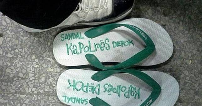 Tulisan nyeleneh di 10 sandal ini bikin takut mencuri, langsung tobat