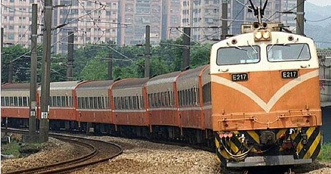 見嫩妹熟睡　火車狼伸爪攀雙峰遭活逮