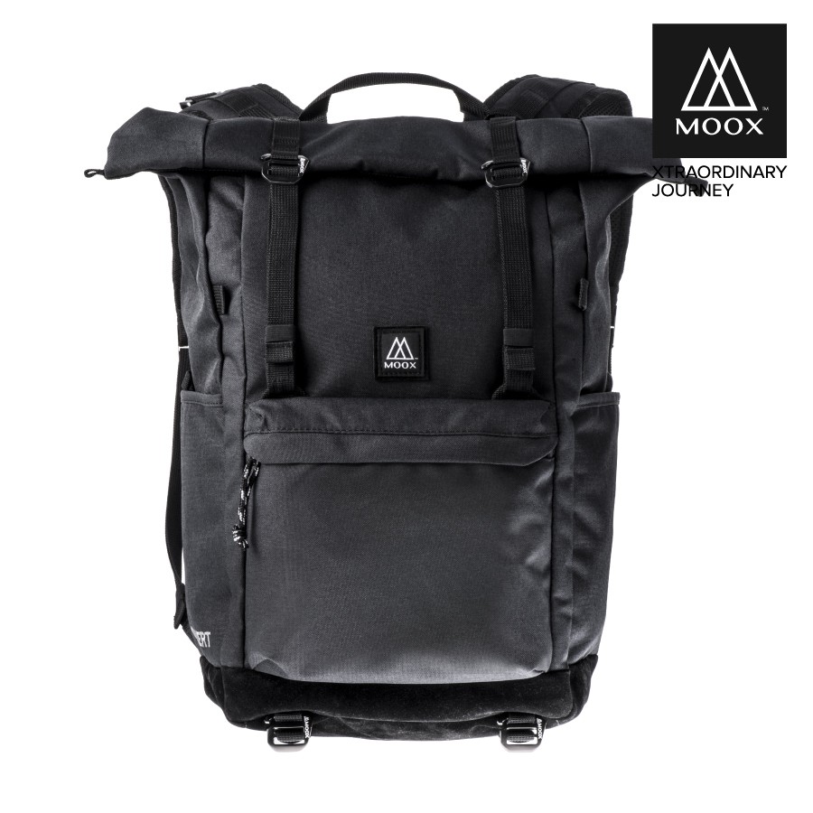 A3 Convert 特點體驗介紹：面料採用雙細格聚酯纖維，在強化耐用同時保持輕盈重量。A3備有貼心防潑水處理可是如下大雨還是要保重身體，我們真不建議您揹著A3游泳。隨興的捲合開口搭配磁扣自動對位，保