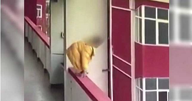 嘴叼菸被老師發現　高一生不明原因跳樓…重傷躺教學樓下