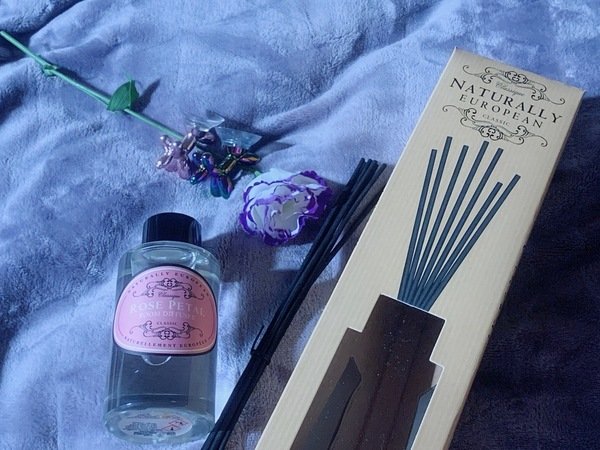 倪倪愛香氛－『香氛推薦』家居療癒氣氛轉換必備幸福寶物－NATURALLY EUROPEAN 英國賽玫特自然歐洲時尚擴香組－玫瑰花瓣香味直擊開箱分享