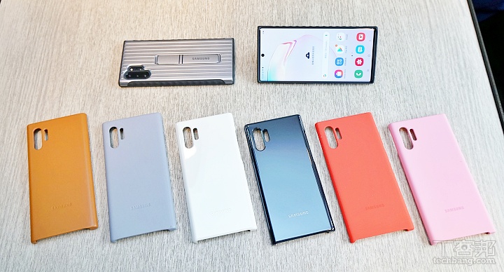 左邊兩款為皮革背蓋，上方有細緻的皮革紋路，除了我們拍攝的棕色、銀色之外，還有黑、藍、紅、白，售價 1,690 元。中間兩款為 LED 智慧被蓋，共有黑白兩色，售價 1,590 元。右方兩款為矽膠薄型被蓋，除了我們拍攝的紅色和粉色之外，還有黑、藍、銀、白，售價 790 元。