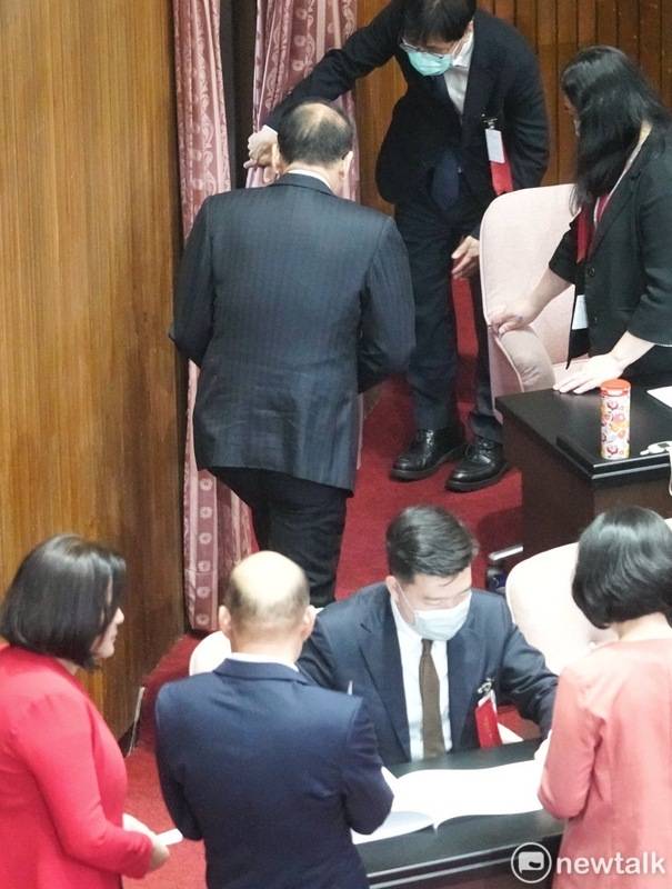 2月1日立法院長選舉第二輪投票後游錫堃從側門離開；下方則是韓國瑜。 圖：張良一／攝。