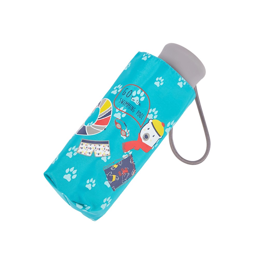 RAINSTORY雨傘概念店RAINSTORY理念來自對雨天的憧憬，品牌精神就是希望每個雨天都上演著優雅與閒逸的故事。雨傘不單是遮雨的工具，也是流行時尚配件，設計師將對雨天的浪漫想像，實現在雨傘上，讓