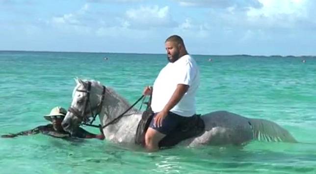 Keberatan Badan, DJ Khaled Cederai Kuda saat Liburan di Bahama?