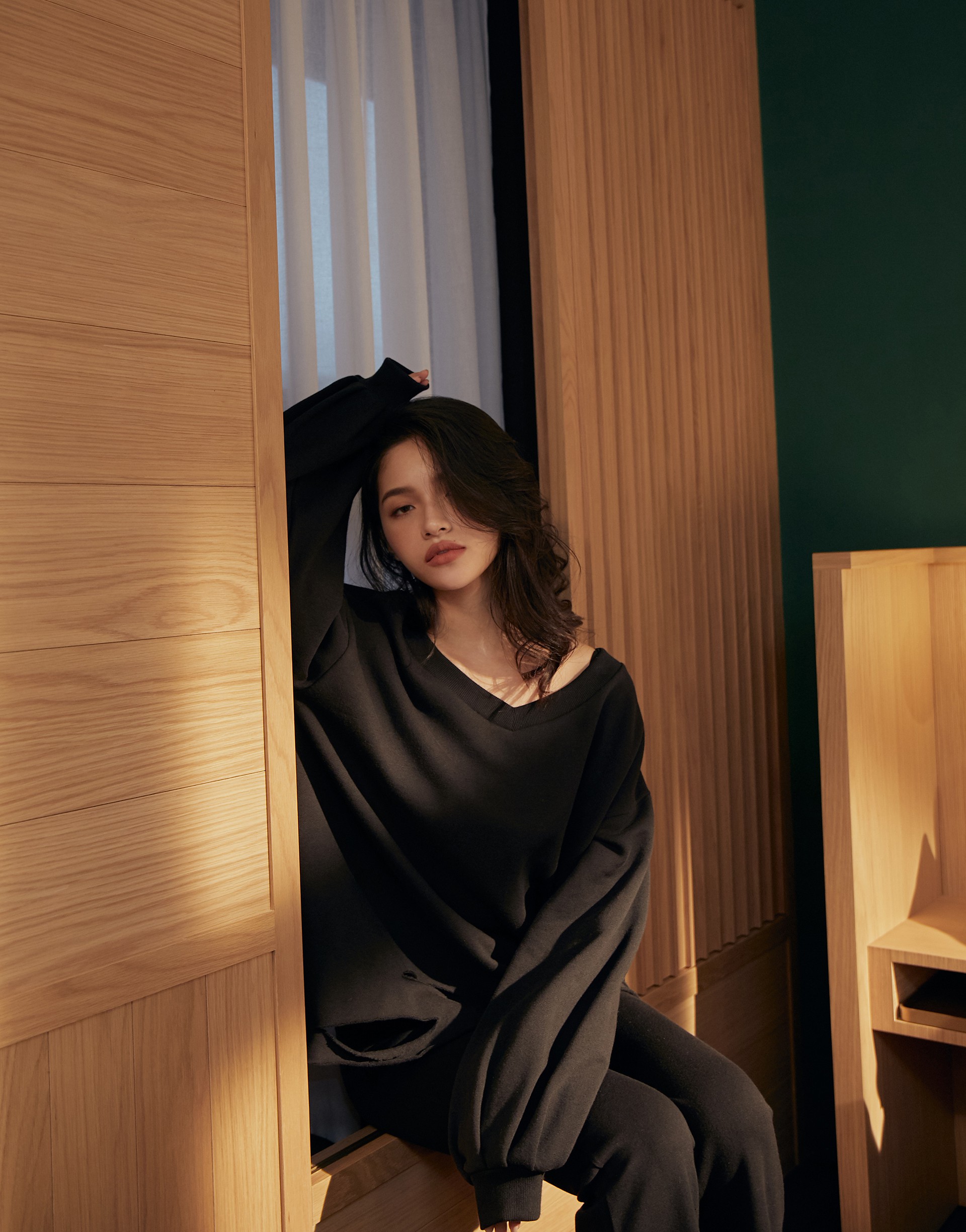 台灣製造/PAZZO自訂開發布料/內磨毛面料/領口可拉成一字領/下擺破損設計