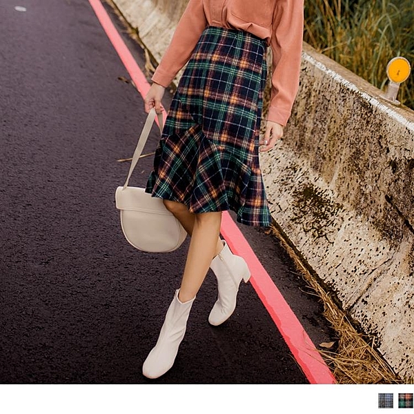 經典格紋加上沉穩的配色，充滿英倫氣息， 魚尾裙的設計更能呈現漂亮曲線及浪漫氛圍