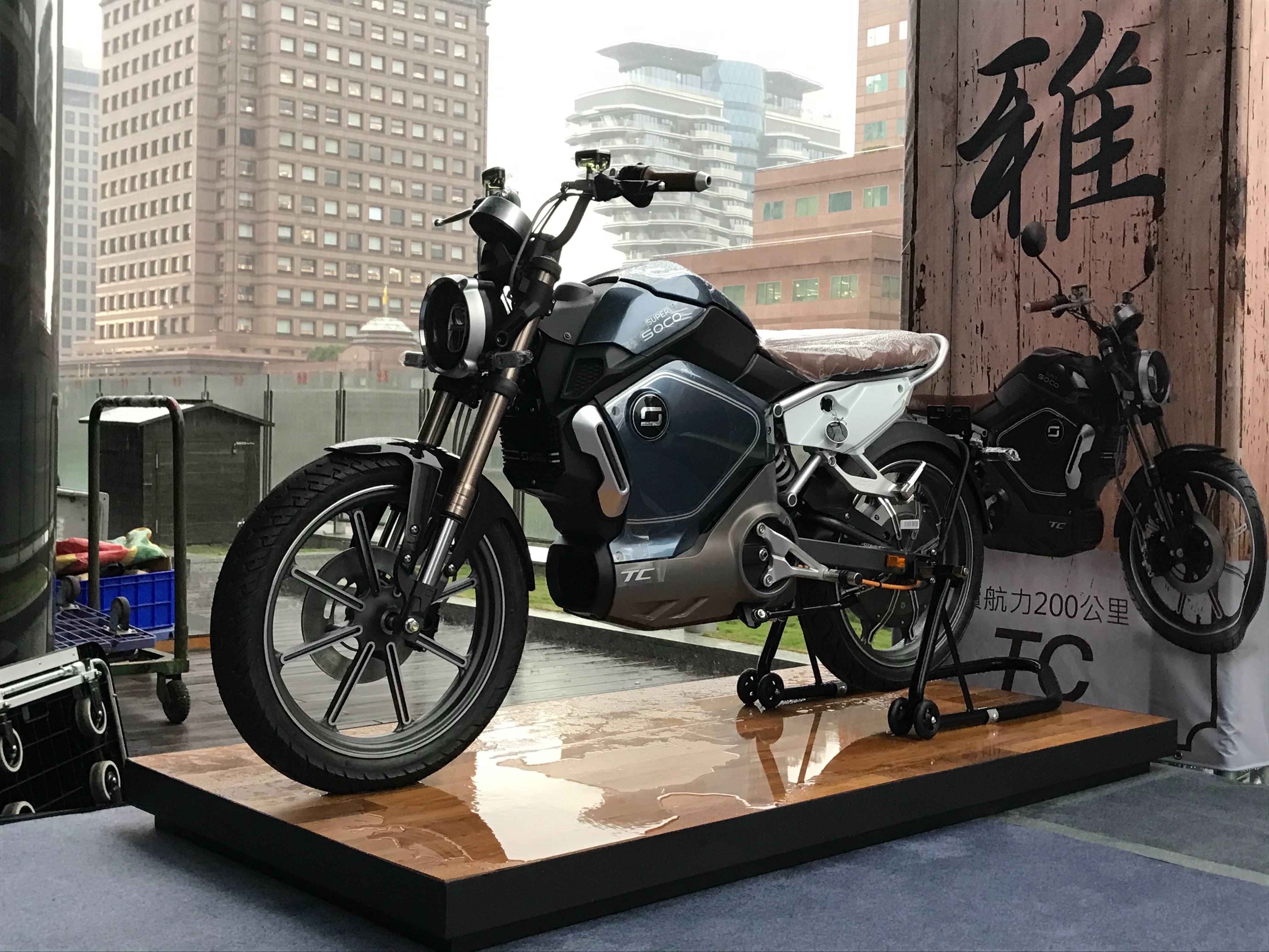 老j 推車 外觀激似檔車 全新電動機車super Soco Tc 問世 插座充電 時速100 公里飆到爽 Line購物