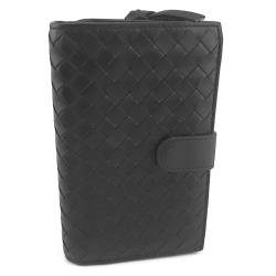 ◎九成新展示品-半價出清|◎|◎品牌:BOTTEGAVENETA/BV品牌定位:國際精品款式:中夾適用性別:女生尺寸:長度14.5x寬度9x厚度3公分外層材質:牛皮顏色:黑色系開口方式:磁釦/壓釦式鑰