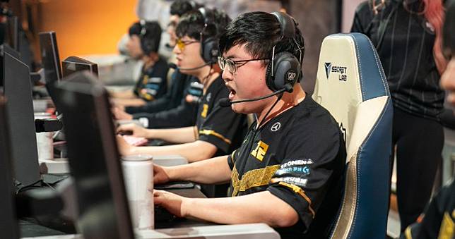《英雄聯盟》RNG爆冷遭淘汰，死亡C組由SKT、FNC晉級八強