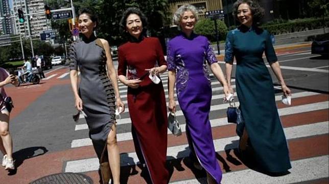4 Nenek Ini Melenggang di Jalanan Beijing Layaknya Model 