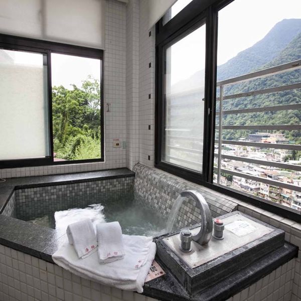 1.使用雅緻 nn2.旺季:平假日均使用二小時 (淡季5-9月雅緻房平假日均可使用3小時)