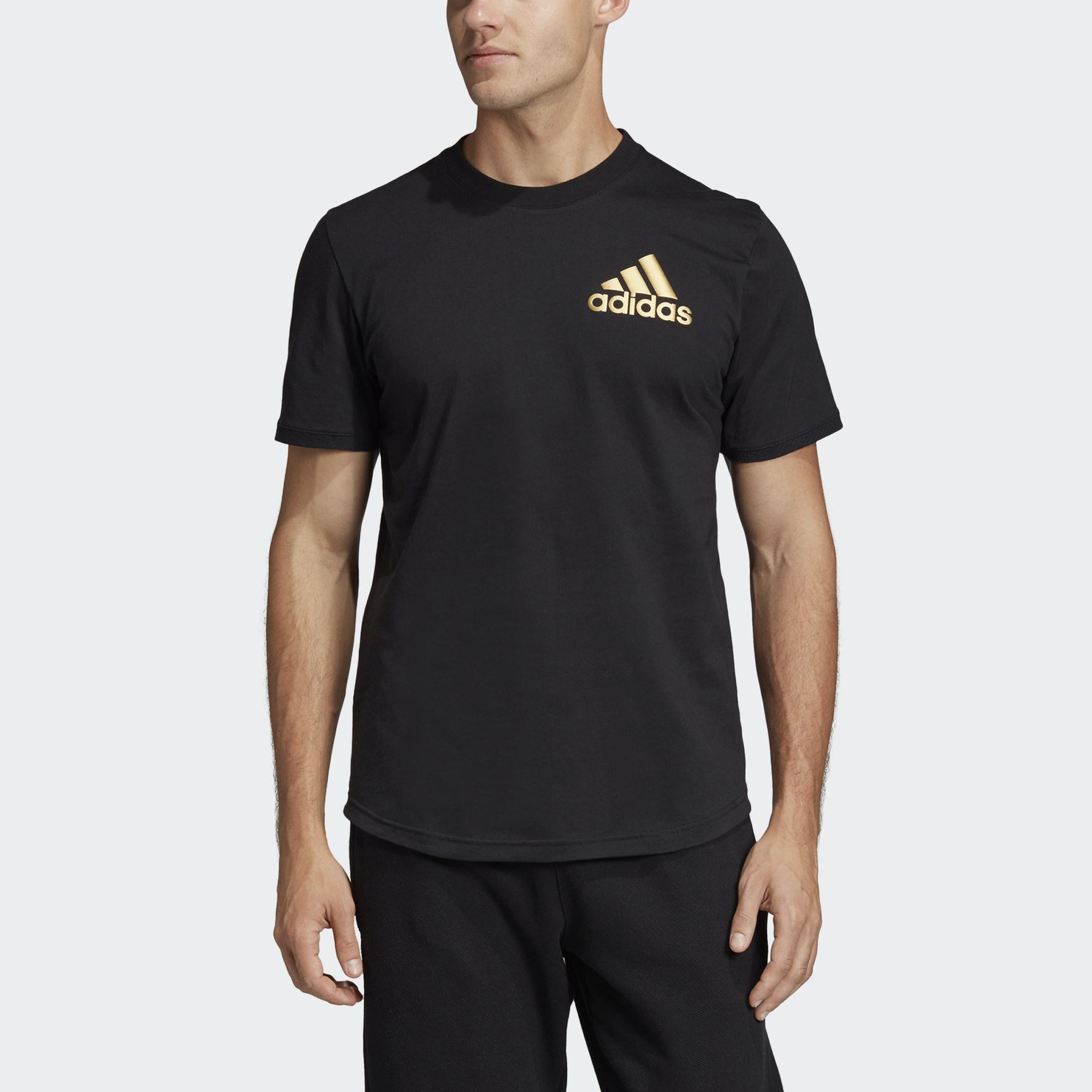 ADIDAS BADGE OF SPORTS 常規型剪裁，鬆緊適中 羅紋圓領 短袖 棉 弧形下擺 我們聯合Better Cotton Initiative良好棉花發展協會，致力於促進全球棉花種植業