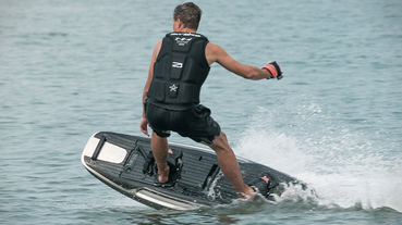 AWAKE RAVIK S 電動衝浪板 讓你在水上飆出 56kph 高速