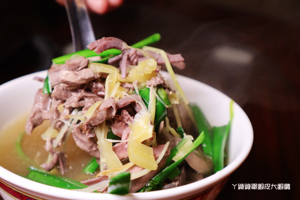 新竹美食推薦廟口鴨香飯！城隍廟口人氣美食小吃，必吃炒鴨血、炸餛飩、炒三杯鴨肉