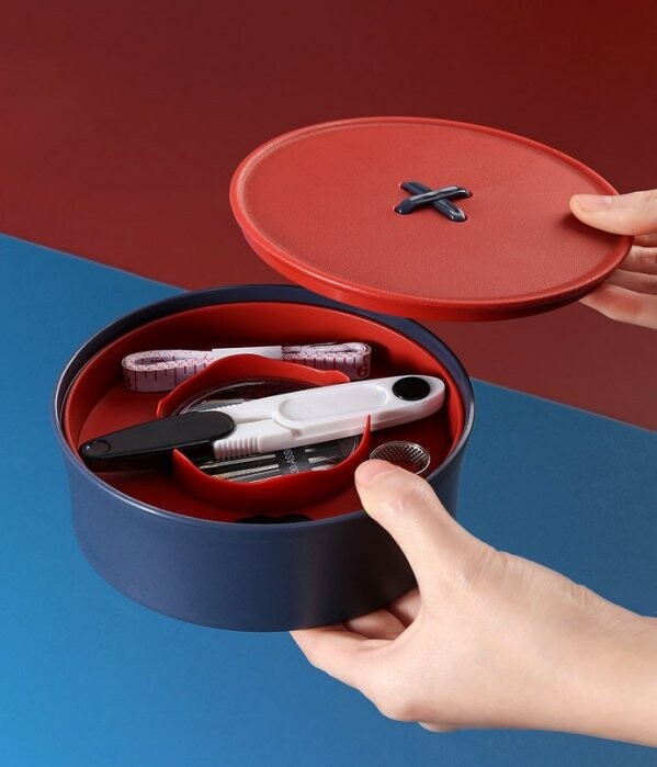 商品名稱: 鈕扣針線盒 商品尺寸: 13*6.5cm 商品規格: 一組入--18色縫紉線與配套工具(頂針穿針器皮尺剪刀針盤) 商品顏色: 灰粉色/黃綠色/紅藍色 商品材質: pp 商品特色: 鈕扣針線