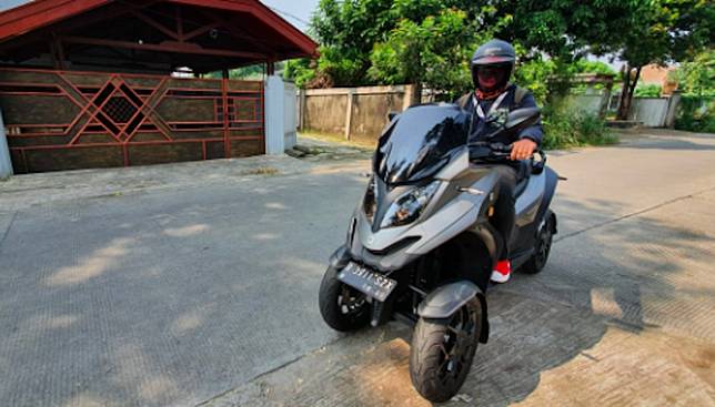 Menjajal Sepeda  Motor  Matic Roda 4 Qooder  di Tengah Kota