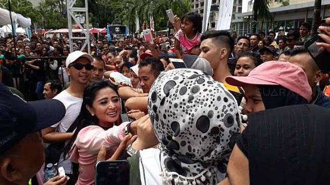 Dewi Perssik di CFD Jakarta, Minggu (26/11/2017). [suara.com/Ismail]