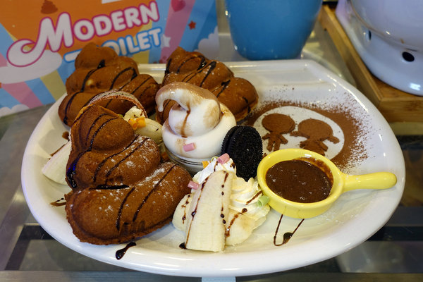 士林打卡餐廳-便所歡樂主題餐廳，士林網美下午茶餐廳，有廚師現點現做好吃餐點，價錢不貴好拍好玩，適合聚會、包場的士林ig打卡餐廳