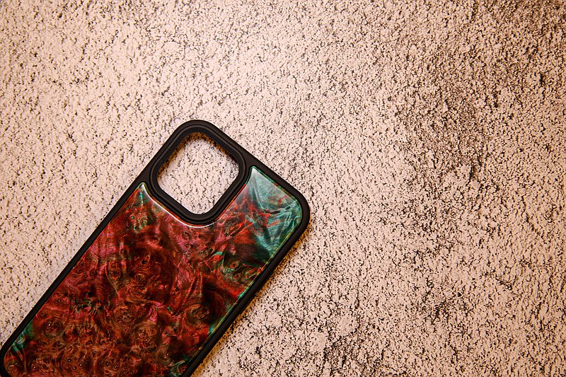 iphone防摔原木手機殼.原木材質&磨砂殼結合.螢幕高出0.4mm螢幕保護貼想刮花也不容易.電源跟音量鍵採用金屬材質.質感更優.微砂霧面拿在手上更防滑.讓智慧型手機殼.有更不一樣的結合與實用性.結合