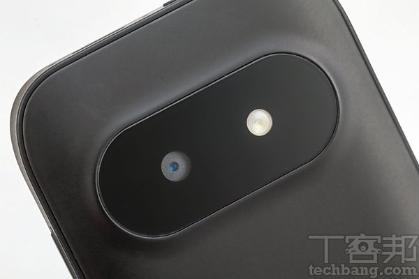 機身背部配有一顆作為圖像翻譯的鏡頭以及一顆閃光燈，藉由OCR 光學文字辨識技術，利於進行圖片文字翻譯功能。