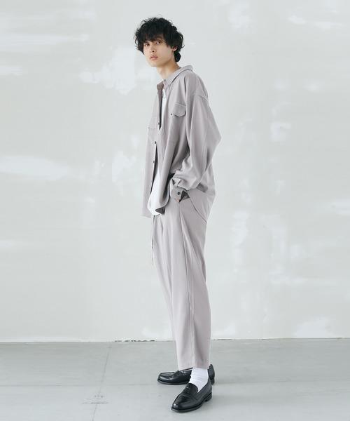 上班上課時想穿襯衫嗎？推薦以淺灰色襯衫連結不一樣的風格感受