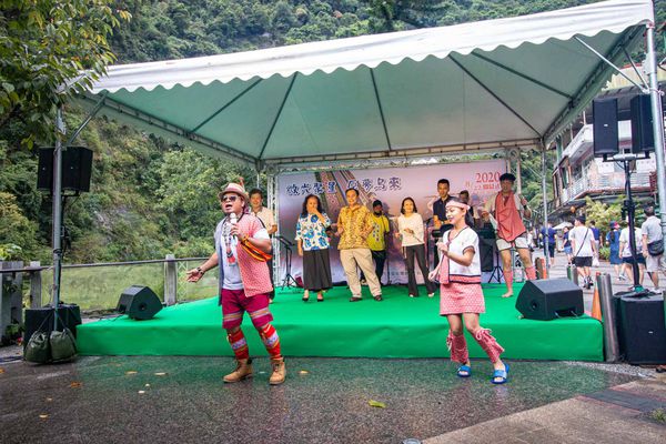 【烏來老街原住民表演！】微光聚星原夢烏來，挖掘原住民奇才，每週日限定表演，好吃好玩免費拿，消費滿３００元更有摸彩活動及高級溫泉飯店休息券～