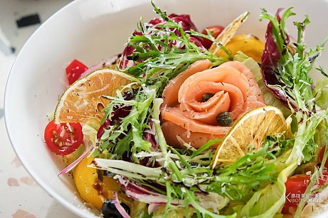 ▲煙燻鮭魚沙拉 $230，含美生菜、小番茄、黑橄欖、甜椒、紅包心、綠捲、蘿蔓、燻鮭魚，並刨灑上Padano帕達諾起司。