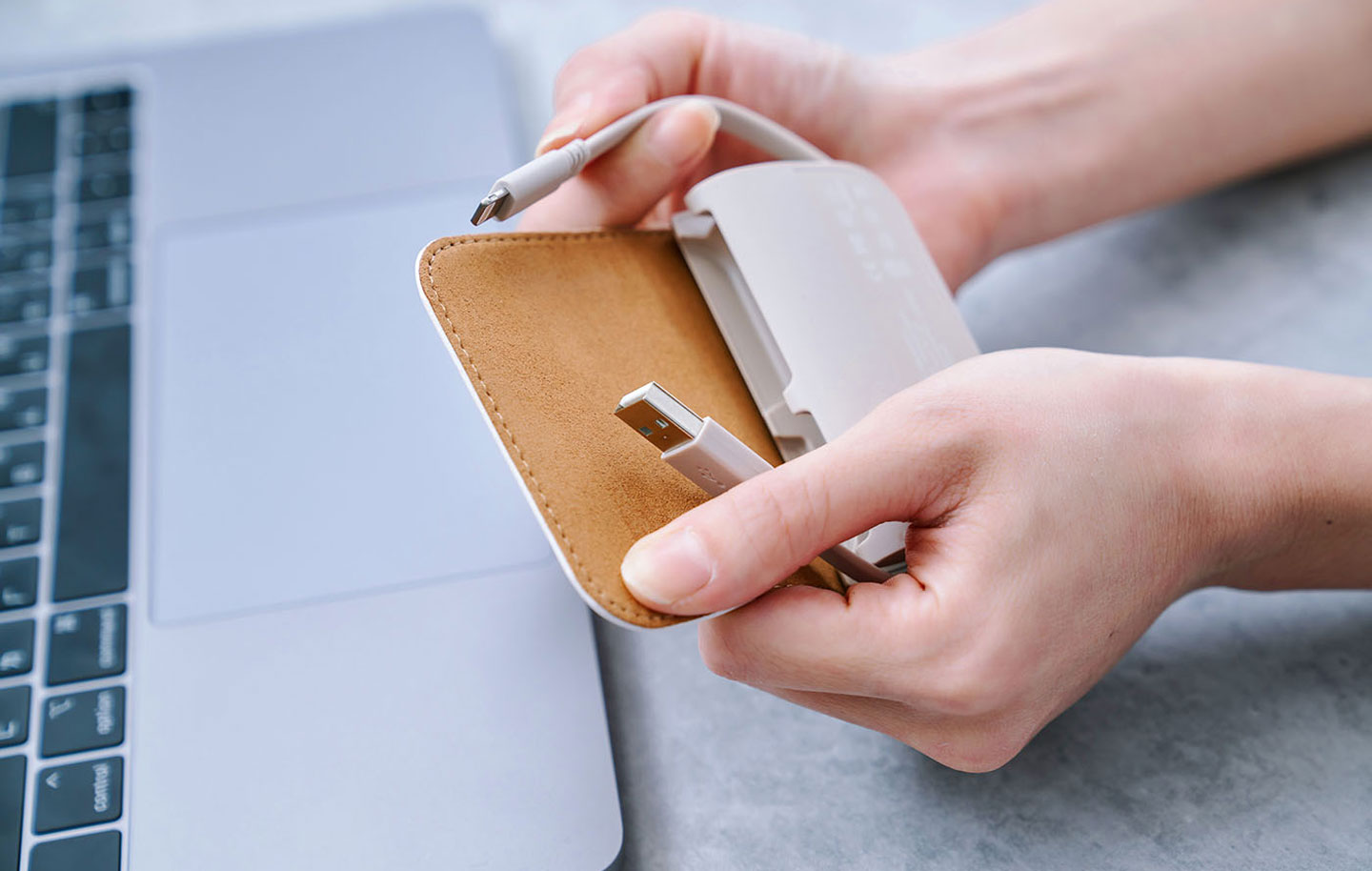  果粉專用的 IonGo 5K 提供了 Lightning 搭配 USB A 充電介面，且直接自帶充電線材是一大特色，省去了額外要連結充電線的麻煩。