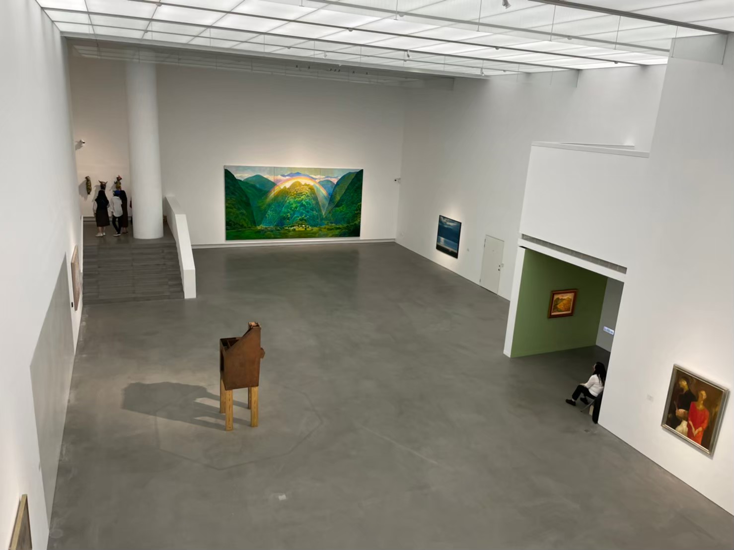 館內共分為地上四樓及地下二樓，除了館方典藏藝術品之外，以展出當代的國際藝術作品為主，展覽內容相當的豐富多元。(圖片提供/Wenshing Wang)