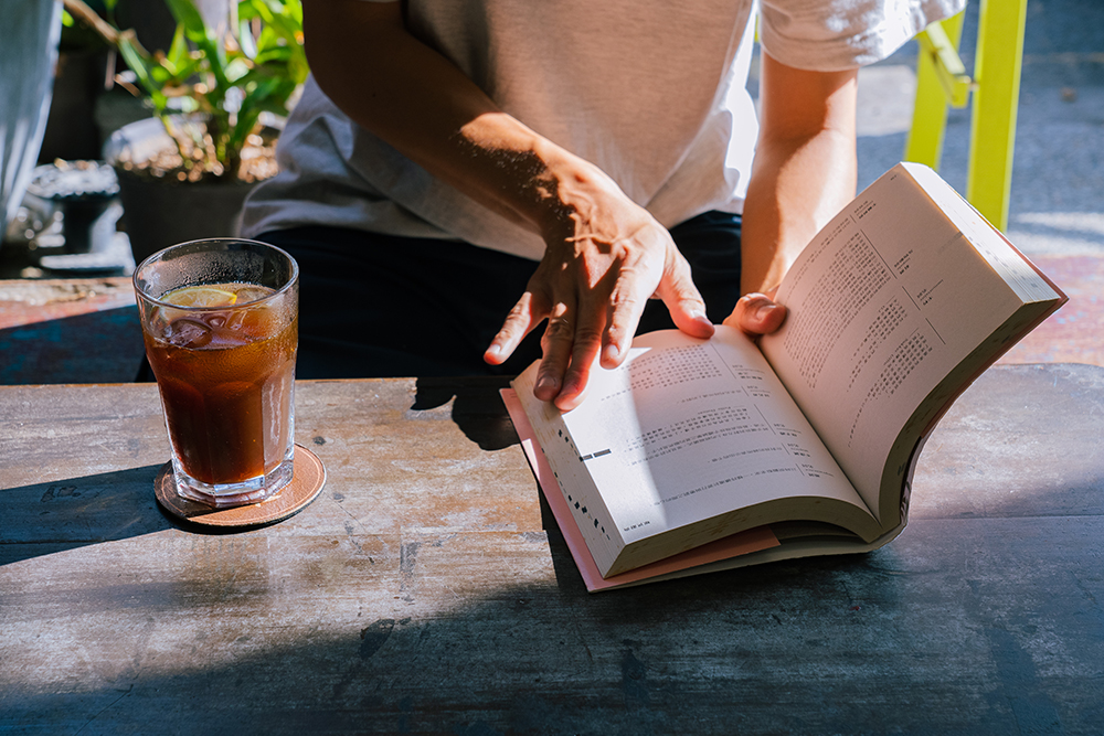 一杯「黃（微酸萊姆）」精萃冰滴伴書香，享受午後悠閒時光。(攝影/朱益良；圖片提供/薄荷綠工廠)