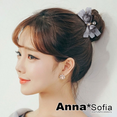 《商品本體圖皆為實品拍攝》 盤髮棒可直接當髮圈髮束裝飾髮尾 建議先另用黑色彈性髮圈綁好馬尾 再盤髮會更好操作 多練習幾次即可輕鬆上手喔