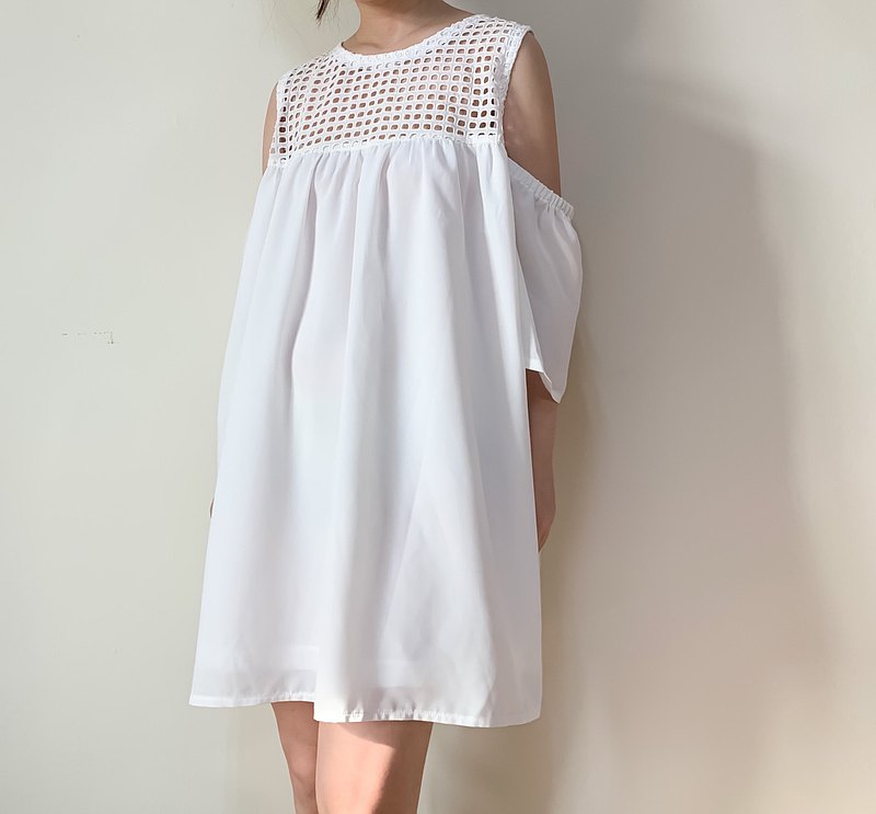 具有飄逸感的傘型洋裝，洋裝上部是選用布蕾絲，格紋簍空的設計非常優雅大方，洋裝下半部分是厚雪紡，整件面料選用都非常有質感。鞋子平常可以搭配細繩纏繞式的涼鞋打造休閒日常風格，也可以搭配高跟鞋輕鬆完成喜宴穿