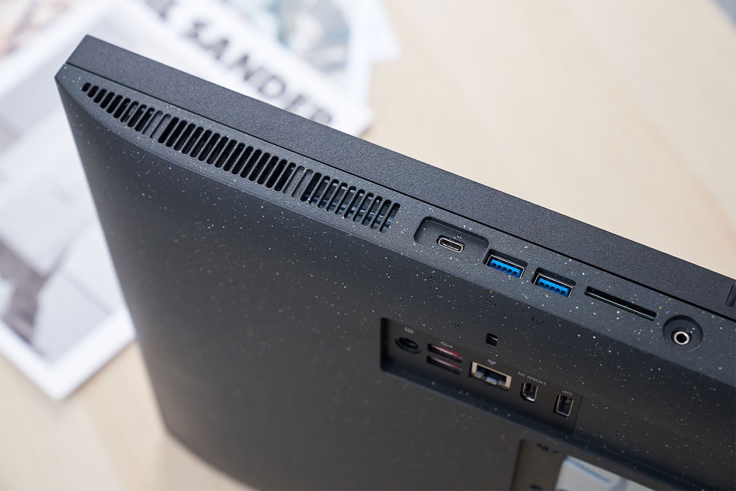 底部規劃了更豐富的 I/O 埠，包括 USB 3.2 Gen2 x2 規格的 Type C 接口，兩組 USB 3.2 Gen1 A 埠、SD 讀卡槽與 3.5 mm 音訊輸出接口。