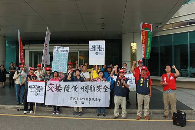 勞動黨竹縣議員陳新源、羅美文今天上午與消防員工作權益促進會要求給水、給錢、給人力，不要把爛攤子丟給消防員。記者郭政芬／攝影