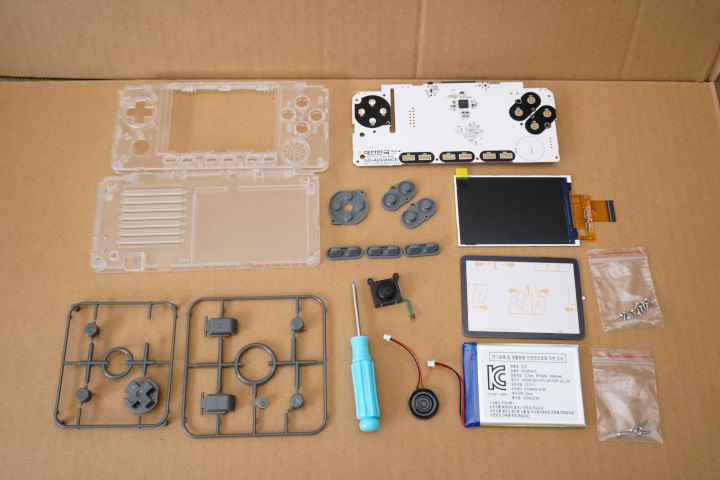 Odroid Go Advance的零件總覽，這次還貼心附上螺絲起子。