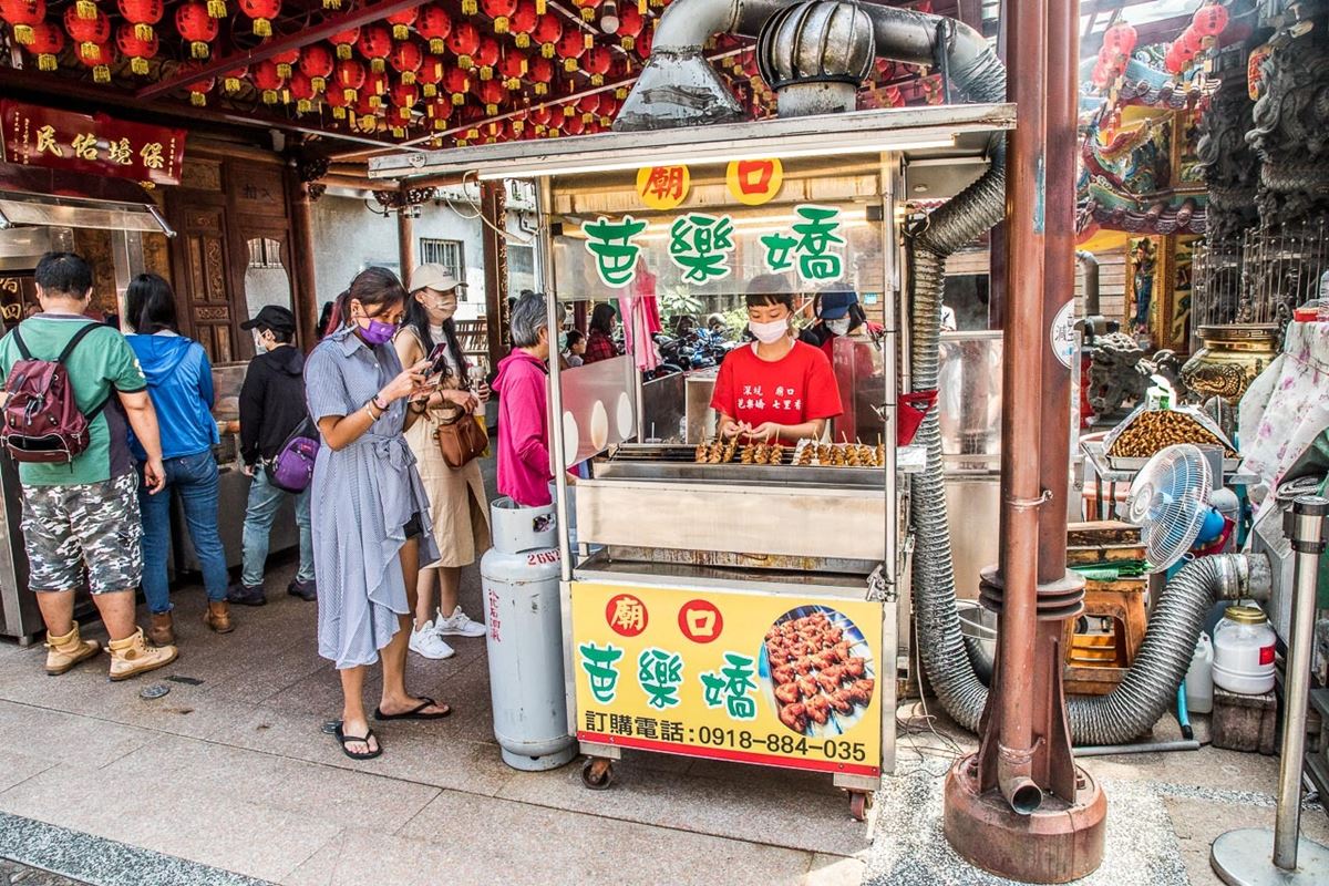 不只臭豆腐！老饕帶路「深坑老街」７必吃：最強雞屁股、豆腐麻糬、芋圓冰