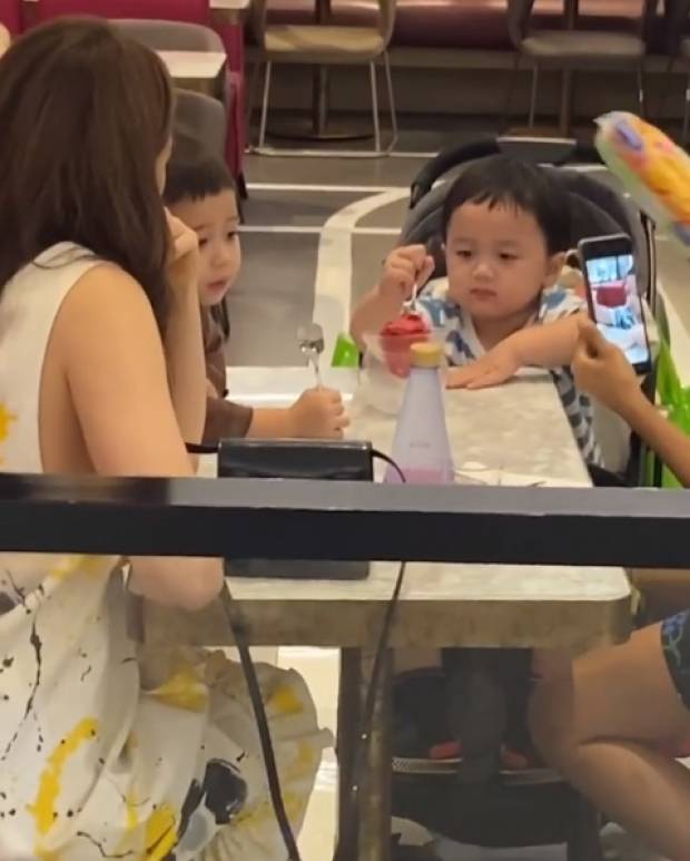 เกือบเป็นดราม่า! ชาวเน็ตตำหนิ พี่เลี้ยง เอาแต่จับมือถือถ่าย สายฟ้า-พายุ |  TeeNee.com | LINE TODAY