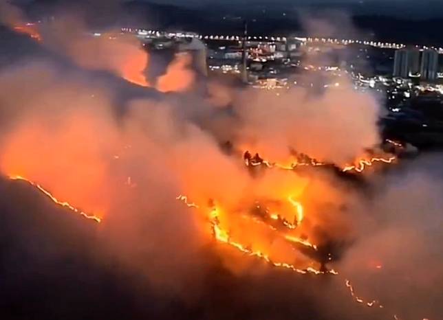 中國貴州省多地近日發生山林大火，據稱燃燒面積約莫「2個台灣大」。(圖翻攝自X平台)