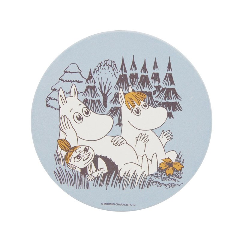 Moomin家族有著圓潤的身型，像極了河馬，但他們可是一群千奇百怪的精靈，住在芬蘭森林裏的姆明谷(Moomin Valley)，每天都發生許多好玩又令人驚奇的故事。