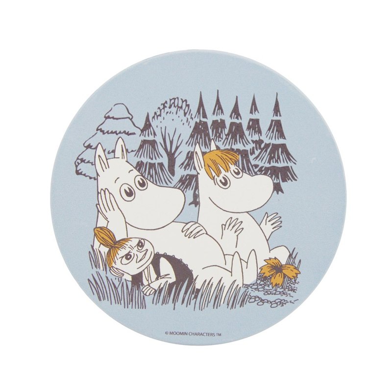 Moomin家族有著圓潤的身型，像極了河馬，但他們可是一群千奇百怪的精靈，住在芬蘭森林裏的姆明谷(Moomin Valley)，每天都發生許多好玩又令人驚奇的故事。