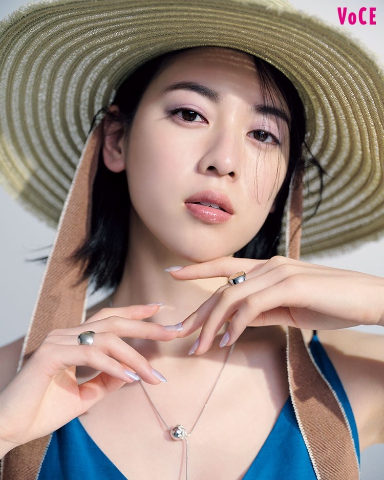 夏注目のキラキラ透けリップで 三吉彩花が大人のリゾートメイク
